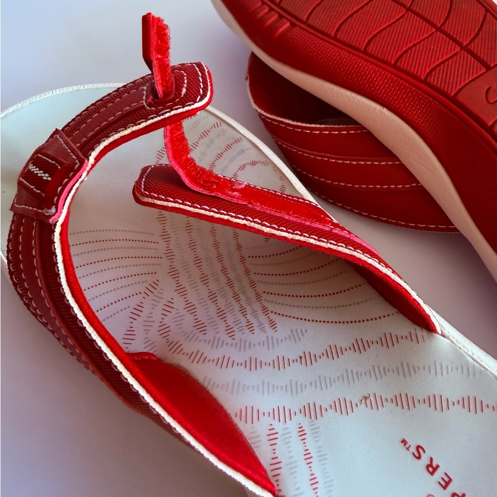 Clarks Red Canvas Strap Flip Flops - Picture 6 of 7